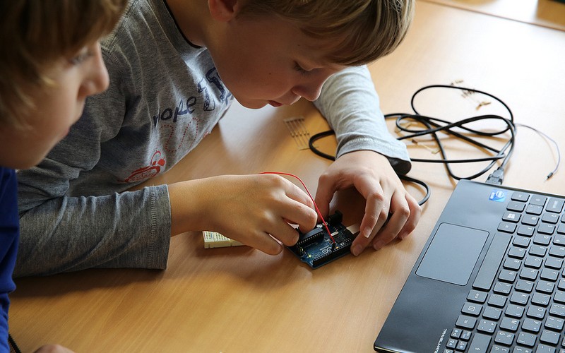 kids learning electronics